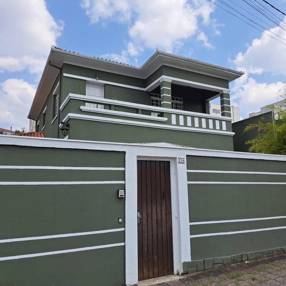 Fachada da casa que abriga o consultório de psicanálise em Curitiba de Marcelo Araldi, no bairro Alto da XV.